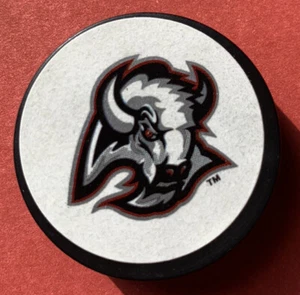 1990 Buffalo Sabres Mini NHL Eishockey-Puck Vintage-Plastik-Kaugummi-Miniatur WHA - Bild 1 von 2