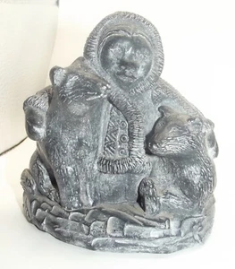 Wulf Statue Eskimo mit jungen Bären Grizzlys  Inuit Art Eskimo Kunst Canada - Picture 1 of 3