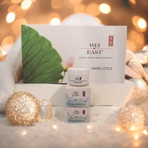 (3) Wei East Weißer Lotus Hals & Dekolleté Creme mit Geschenkbox 0,85oz (jeweils) - Bild 1 von 15