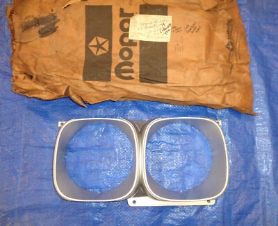 Nuevo de Lote Antiguo Mopar 1974 Dodge Coronet 4 puertas sedán o vagón faro izquierdo bisel # 3691283 Foto 1 de 4