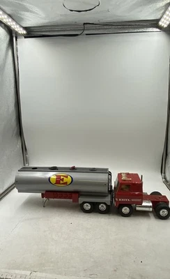 Semirremolque cisterna de juguete clásico duradero Ertl plateado rojo gasolina y combustible Foto 1 de 4