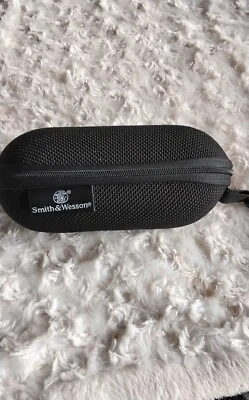 smith and wesson shooting glasses with case and cleaning wipe - Image 1 of 4