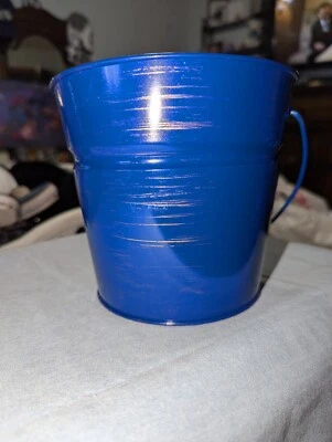 Cubo de diseño decorativo 6 pulgadas de diámetro x 5 1/2 pulgadas H azul country metal con mango Foto 1 de 4