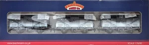 Bachmann 37-711Z 8T Cattle Wagons in GWR Livery 3Pk Weathered Hereford Exclusive - Picture 1 of 5