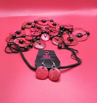 Collar de cuentas de disco de madera roja con pendientes  Foto 1 de 4