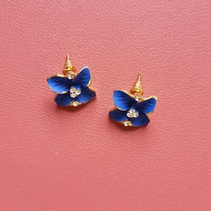 Gold tone blue flower pierced studs earrings retro pre-owned 1.5cm - Picture 1 of 2