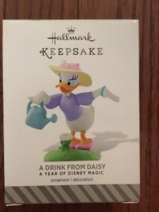 Hallmark Keepsake Ornament 2015 A Drink From Daisy Disney décimo en serie - Nuevo en caja - Imagen 1 de 1
