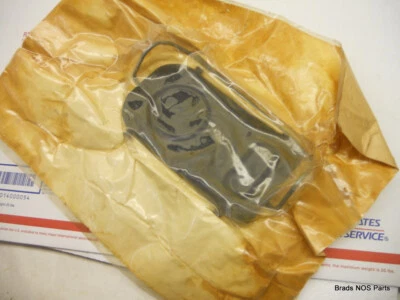 Nuevo de Lote Antiguo Mopar 1983-1993 Dodge D150 BRAKE MASTER CYL CUBIERTA SELLO Y ABRAZADERA pn 4049658 Foto 1 de 3