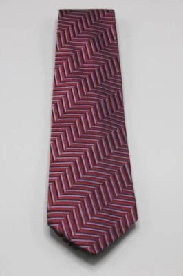 Corbata de seda Hugo Boss. Estampado en Zig Zag Borgoña y Morado. 58" x 3.625" Foto 1 de 4