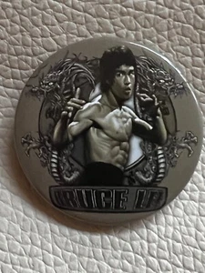 BRUCE LEE BUTTON BADGE MARTIAL ARTS pin badge lapel - Imagen 1 de 3