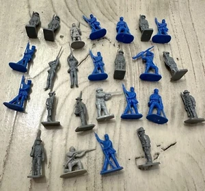 Juego de 25 estatuillas de soldado de la Guerra Civil de plástico azul y gris vintage - Imagen 1 de 6
