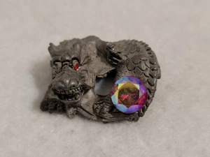 DE COLECCIÓN DRAGÓN DE PELTRE MINIATURA CON PIEDRA IRIDISCENTE ROSA Y 1 PIEDRA OJO ROJO 1.5" - Imagen 1 de 12