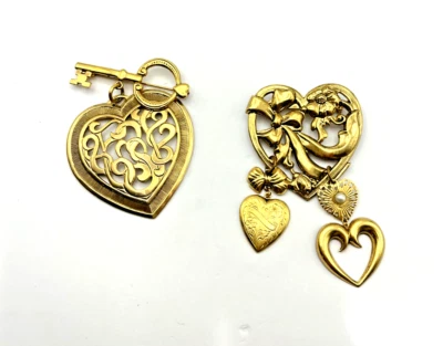 Lote de 2 broches/alfileres de corazón con dijes colgantes Foto 1 de 3