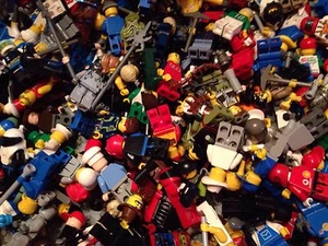 LEGO / 10 minifigure casuali / uomini / persone / 1 accessorio per ogni personaggio / 10X - Foto 1 di 3