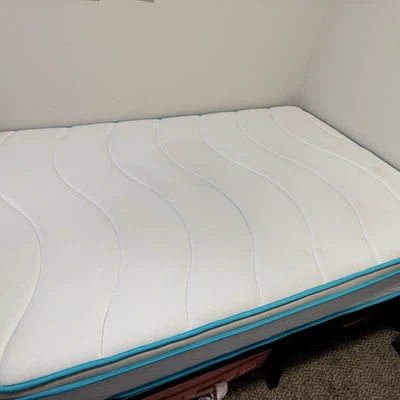 Colchón híbrido LinenSpa de espuma viscoelástica y muelles internos de 10" - tamaño completo con marco de cama Foto 1 de 3