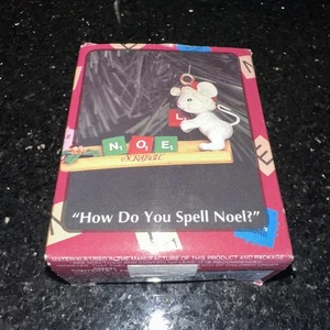 1993 Enesco How Do You Spell Noel? Weihnachtsschmuck Scrabble Maus Miniatur - Bild 1 von 14