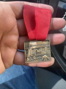 Vintage Pin Medaille, datiert Mär. 11, 1923, Pferd - Militär - Zugmotiv - Bild 1 von 9
