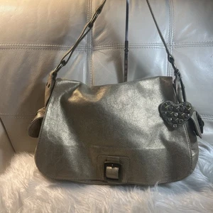 Bolso de Colección Juicy Couture Dorado Metálico Cuero Solapa Hobo Grande Corazón Llavero! ¡Raro! - Imagen 1 de 18