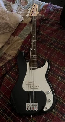 bajo 4 cuerdas con amplificador Foto 1 de 4