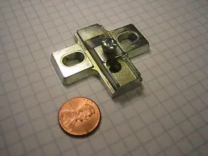 SALICE #BOV3B/4 PIASTRA DI MONTAGGIO ZINCATO PRESSOFUSO, SPESSORE 4mm, altezza regolabile - Foto 1 di 1