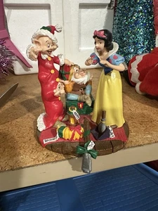 De colección 1999 Disney Blancanieves y Enanos Medias Colgador Santa’s Best Christmas - Imagen 1 de 5
