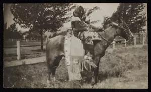 c1900 foto NATIVI AMERICANI donna a CAVALLO che tiene PLAINS? BAMBINO INDIANO - Foto 1 di 3