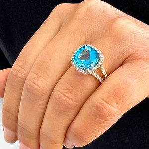 Anello di fidanzamento oro giallo 14 kt taglio tondo topazio blu e diamanti aureola 4,70 ctw - Foto 1 di 10