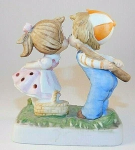 Vintage Figur kleiner Junge & Mädchen küssend mit Junge hält Fledermaus ohne Chips - Bild 1 von 4