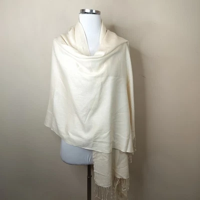 Шарф-шаль Bloomingdale's 55% кашемир 45% шелк с бахромой 84 дюйма x 31 дюйм слоновая кость - Изображение 1 из 4