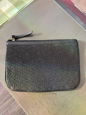 Bolsa de maquillaje DKNY negra  Foto 1 de 4