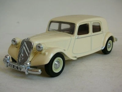 1952 Citroën 15CV sedan die-cast model, 1/43 scale, beige, MATCHBOX - Image 1 of 4