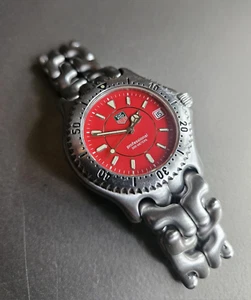Bracciale Tag Heuer quadrante rosso SEL su data; raro riferimento medio con custodia; raro - Foto 1 di 9
