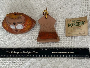 Vintage 1968 NoBoddy Horace Stonewagon arte ceramica da appendere terracotta No Cry Pacific - Foto 1 di 12