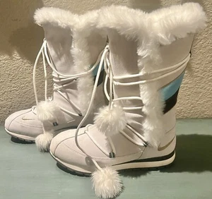 Nike MUESTRA Y2K Sherpa Imitación Piel PomPom Gris Cuero Gamuza Botas de Invierno Talla 10 - Imagen 1 de 10