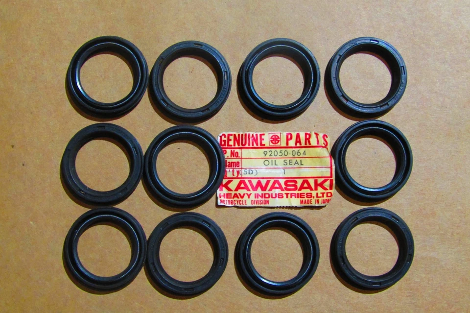 Cigüeñal izquierdo Kawasaki KZ 400 1974-1978 (11) SELLOS DE ACEITE 92050-064 Foto 1 de 2