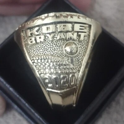 ANEL KOBE BRYANT TAMANHO 11.5 HALL OF FAME 2020 com CAIXA DE ANEL DE EXIBIÇÃO DE JOIAS PRETAS🔥 - Imagem 1 de 4