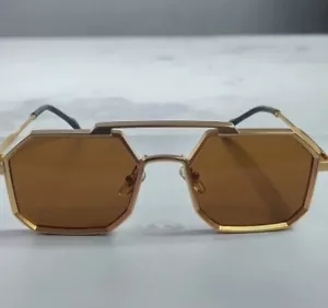 Gafas de sol Universal doradas: protección elegante para cada ocasión - Imagen 1 de 5