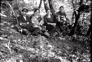 Famille en forêt bois - Ancien négatif photo an. 1920 30 - Picture 1 of 1