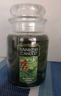 Vela Bálsamo y Cedro Grande 22 OZ Tarro de Vidrio y Tapa Chrismas Green Yankee Candle Foto 1 de 4