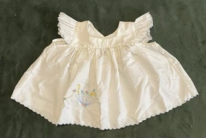 Vestido de guinga blanco bordado hecho a mano vintage para bebé niña - Imagen 1 de 5