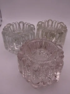 3 tazas/soportavelas antiguas de vidrio prensado para piano (como se encuentra) - Imagen 1 de 7