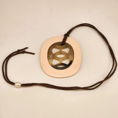 Collar de cuero con colgante de cuerno de búfalo rosa melocotón y marrón Foto 1 de 4
