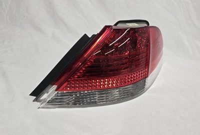 Conjunto de lanterna traseira externa direita do passageiro BMW 750Li 2006-2008 - Imagem 1 de 4