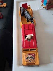 Vintage Toy Circus Landrover And Trailer Set With Pair Of Rhino - Picture 1 of 5