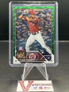 Topps Serie Dos 2023 - Stone Garrett Rookie lámina verde/499 #498 - Imagen 1 de 3