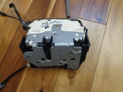 2003 - 2005 LAND ROVER RANGE ROVER RIGHT REAR DOOR LATCH WITH CABLES Foto 1 de 3