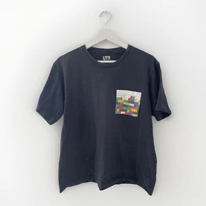 T-shirt Uniqlo x Lego taglia M nera cotone manica corta mattoncino grafica tasca maglietta - Foto 1 di 7