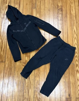 Nike Tech Fleece Set Bambini Full Zip Felpa con Cappuccio Jogger Pantaloni Set Ragazzo Medium - Immagine 1 di 3