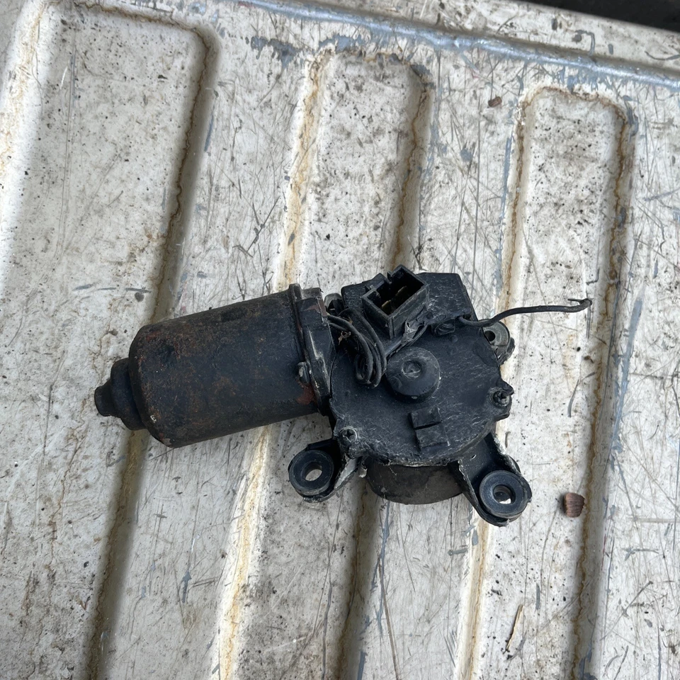 Рамка двигателя стеклоочистителя ветрового стекла 1987-1995 Mitsubishi Mighty Max 50 - Изображение 1 из 4