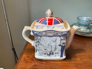 VINTAGE SADLER TEAPOT LONDON HERITAGE COLLECTION PICCADILLY CIRCUS RARE COLOUR - Picture 1 of 7